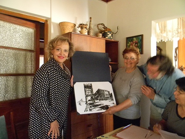 Elvira Cortajarena en un intercambio de presentes junto a la presidenta, Olga Liciaga, y otros integrantes del centro Eusko Etxea de Corpus Christi (foto EE)